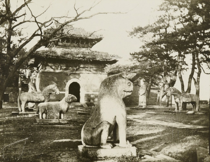 佛手公主坟的东、西朝房，宫门古建筑黑白老照片