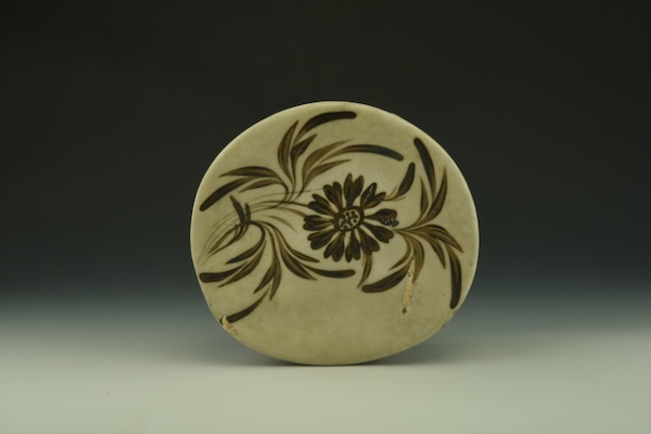 河津窑金代瓷枕,以花草为点缀