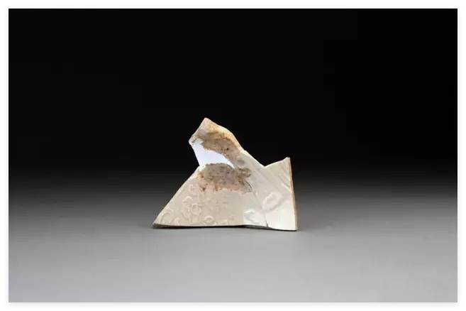 张家口奥运村太子城遗址出土的“尚食局”款印花碗残片 张家口奥运村太子城遗址出土的“尚食局”款印花碗残片